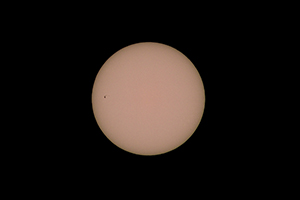 El Sol a 400 mm, f/11 y 1/8000s con filtración ND de 32,768x - se ve el cúmulo de manchas solares